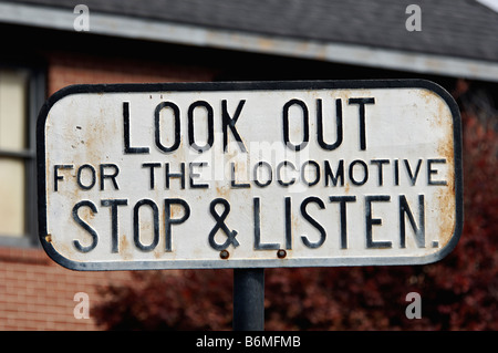 Schild Warnung halten Sie Ausschau nach der Lok zu stoppen und hören an der Tennessee Valley Railroad Museum Tennessee Stockfoto