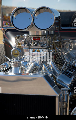 Ein großer Lufteinlass auf der Engine von einem Hot Rod bei einer Autoshow. Stockfoto
