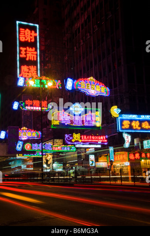 Gestreift Lichter auf Autos in der Nacht auf belebten Innenstadt Hong Kong-Straße Stockfoto