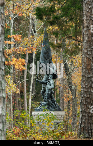 Civil War Memorial gesehen durch den Wald am Chickamauga Battlefield Visitor Center am Fort Oglethorpe Georgien Stockfoto