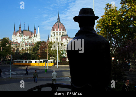 Bronze-Denkmal von Imre Nagy Blick auf das Parlamentsgebäude in Budapest, Ungarn Stockfoto