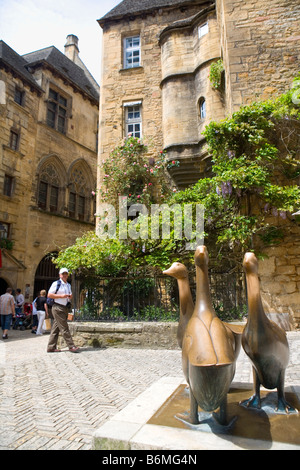 Gänse-Skulptur am Place du Marche Aux l in der Dordogne Stadt von Sarlat-la-Caneda Stockfoto