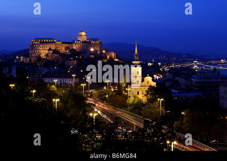 Blick auf Buda Castle Hill mit der Budaer Burg vom Gellertberg in Budapest, Ungarn, beleuchtet zur blauen Stunde Stockfoto