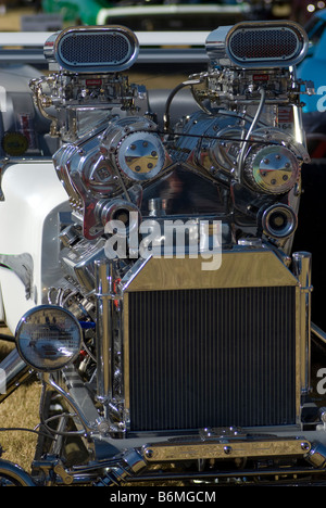 Ein Motor mit doppelter Lufteinlässen und Supercharger auf einem Hot-Rod-Auto-Show. Stockfoto