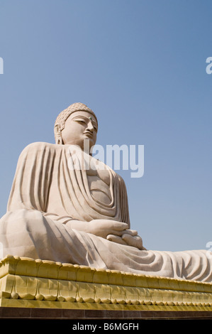 Niedrigen Winkel Ansicht einer Statue von Buddha, der große Buddha-Statue, Bodhgaya, Gaya, Bihar, Indien Stockfoto