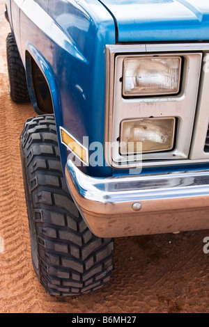 Vorderseite des ein blaues Auto gedreht vertikal Stockfoto