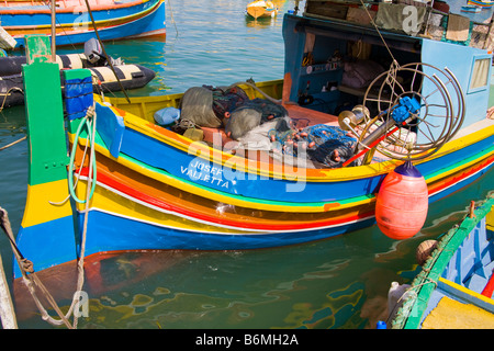 Luzzu Fischerboot vor Anker im Hafen von Marsaxlokk, Marsaxlokk, Malta Stockfoto