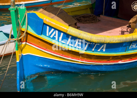Luzzu Fischerboot vor Anker im Hafen von Marsaxlokk, Marsaxlokk, Malta Stockfoto