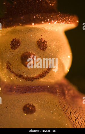 Schneemann-Christbaumkugel von einem Weihnachtsbaum hängen Stockfoto