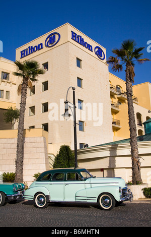 Chevrolet Fleetmaster Auto geparkt vor dem Malta Hilton Hotel, Portomaso, Saint Julian es, Malta Stockfoto