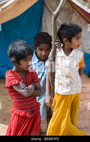 Glückliche armen indischen Kinder draußen, ihr Zelt nach Hause. Andhra Pradesh, Indien Stockfoto