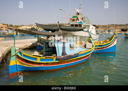 Luzzu Angelboote/Fischerboote vertäut im Hafen von Marsaxlokk, Marsaxlokk, Malta Stockfoto