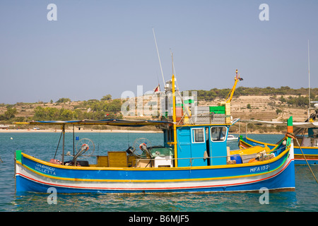 Luzzu Fischerboot vor Anker im Hafen von Marsaxlokk, Marsaxlokk, Malta Stockfoto