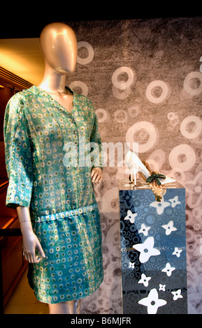 Louis Vuitton Fashion in Kensington und Knightsbridge trendige moderne zeigen Schaufenster Shop einkaufen Stockfoto