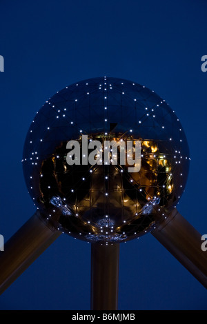 Brüssel Belgien Atomium Nacht Lichter dunkel Bruxelles Belgique Europa EU Denkmal Stockfoto