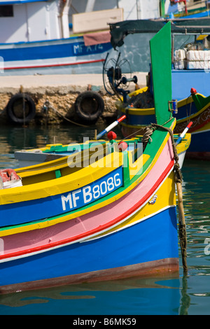 Luzzu Fischerboot vor Anker im Hafen von Marsaxlokk, Marsaxlokk, Malta Stockfoto