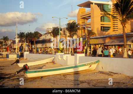 Touristen Flanieren auf dem Malecon oder Avenida Rafael Malgar auf der Insel Cozumel, Quintana Roo, Mexiko Stockfoto