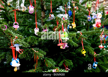 Baby-Puppen in den Weihnachtsbaum aufgehängt Stockfoto