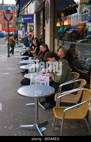 Menschen, die Kaffee in der Frith Street in Soho in central London England UK Stockfoto