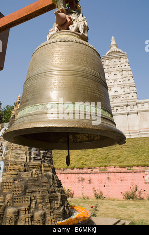 Glocke hängen vor einem Tempel Mahabodhi Tempel, Bodhgaya, Gaya, Bihar, Indien Stockfoto