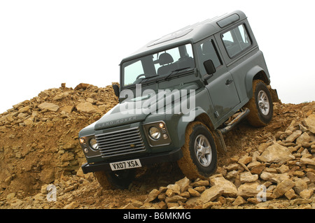 2007-Land Rover Defender 90-Stationwagon auf Felsen Stockfoto