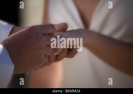 Bräutigam, Ring auf Braut während der Trauung. Stockfoto