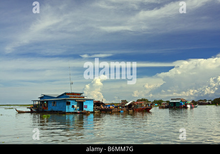 Traditionelle schwimmende Häuser in Chong Kneas schwimmende Dorf auf dem Tonle Sap See, Provinz Siem Reap, Kambodscha Stockfoto