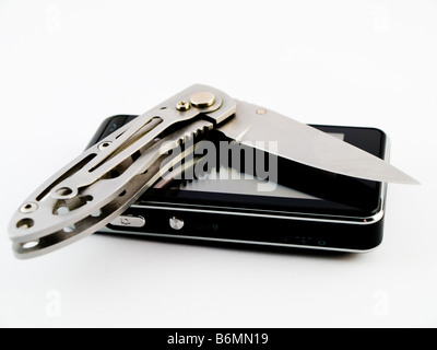Handy und Schneidkante des Messers auf weiß Stockfoto