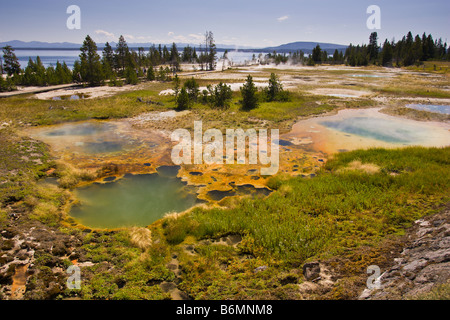 YELLOWSTONE-Nationalpark, WYOMING, USA - West Thumb Geyser Basin und Yellowstone Lake entfernt. Stockfoto