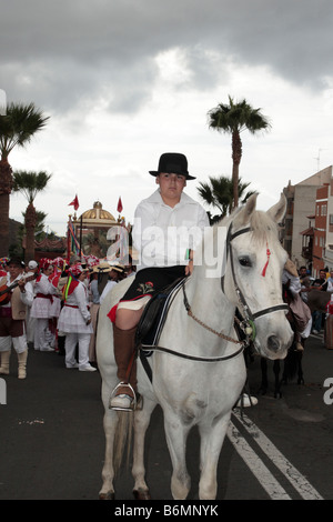 Ein Junge auf dem Pferderücken bereit zur Teilnahme an der jährlichen Romeria in Adeje-Teneriffa-Kanarische Inseln-Spanien Stockfoto