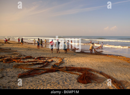 Fischer ihren Fang Anlanden am Strand von Arambol, Goa, Indien Stockfoto