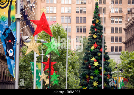 Weihnachtsschmuck, Banner und Baumriesen in Sydneys Martin Platz, Australien Stockfoto