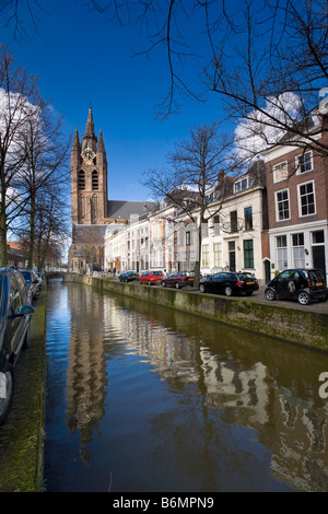 Oude Delft Kanal und Oude Kerk Delft Niederlande Stockfoto