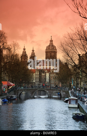 Oudezijds Achterburgwal Kanal und Sankt Nikolaus St. Nicolaas Kerk Amsterdam Niederlande Stockfoto