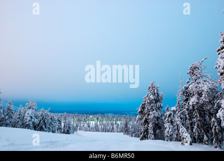 Skipiste und Bäume, Ruka, Kuusamo, Finnland Stockfoto