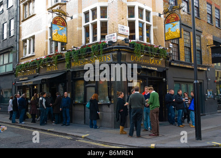 Der Hund und Ente Pub in Soho in central London England UK Stockfoto