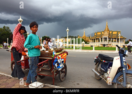 Erdnuss Young Straßenverkäufer vor dem Königspalast in Phnom Penh, Kambodscha Stockfoto