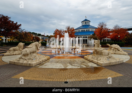 Interaktive Brunnen und Pavillon Gehäuse altes Karussell in Coolidge Parken Chattanooga, Tennessee Stockfoto