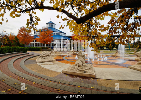 Interaktive Brunnen und Pavillon Gehäuse altes Karussell in Coolidge Parken Chattanooga, Tennessee Stockfoto