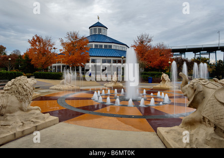 Interaktive Brunnen und Pavillon Gehäuse altes Karussell in Coolidge Parken Chattanooga, Tennessee Stockfoto