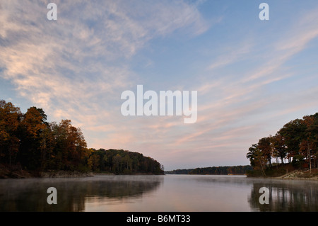 Sonnenaufgang am Cecil M Harden See im Parke County Indiana Stockfoto