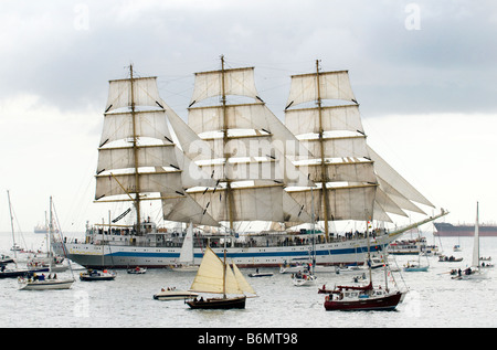 Russischen Klasse A Tall Ship ' Mir umgeben von kleineren Schiffen während Funchal 500 Tall Schiffe Regatta, Falmouth, Cornwall UK Stockfoto