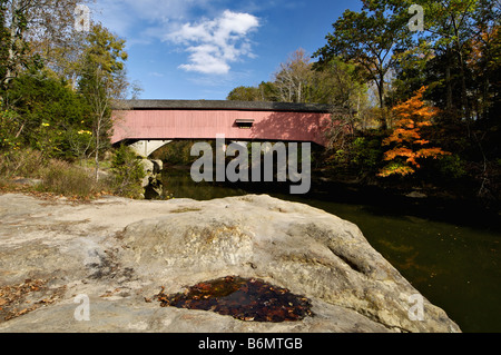 Die Narrows Covered Bridge am Sugar Creek in Türkei Run State Park Indiana Stockfoto