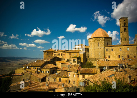 Blick über die Dächer in Richtung Duomo und der Campanile, Hügel Stadt Volterra, Toskana, Italien Stockfoto