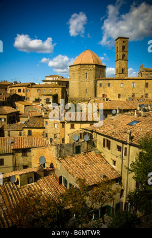 Blick über die Dächer in Richtung Duomo und der Campanile, Hügel Stadt Volterra, Toskana, Italien Stockfoto