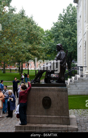 Statue von John Harvard in Harvard Yard Harvard University Cambridge MA Massachusetts New England USA Touristen Stockfoto
