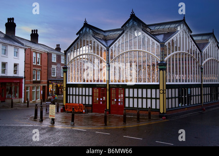 UK England Cheshire Stockport Marktplatz viktorianischen Gusseisen Markthalle für Weihnachten dekoriert Stockfoto