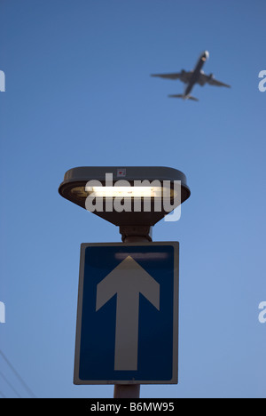 britische Einbahnverkehr Straße Zeichen mit einem vorbeifahrenden Flugzeug für Heathrow in Hounslow, Middlesex, england Stockfoto