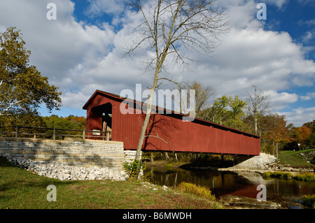 Katarakt überdachte Brücke am Mill Creek in Owen County Indiana Stockfoto