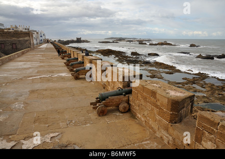 Alte Kanonen auf den Wällen von Essaouira, Marokko Stockfoto